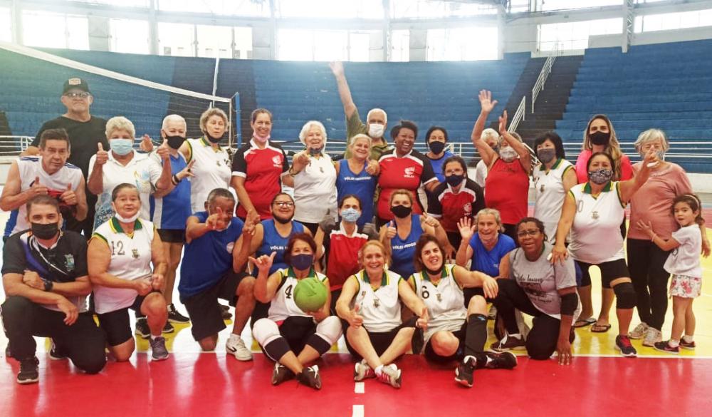  Itapecerica da Serra: Seleções 60+ de voleibol participam de amistoso contra equipes de Taboão da Serra 