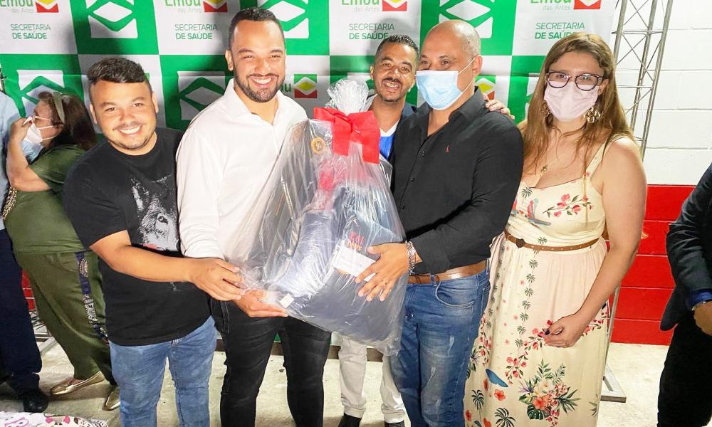 Prefeitura de Embu das Artes entrega uniformes novos para profissionais do SAMU