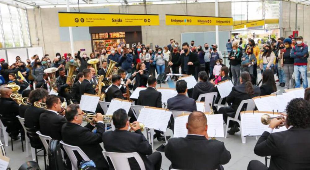 Banda Municipal de Embu das Artes se apresenta na estação Largo Treze da Linha Lilás do Metrô