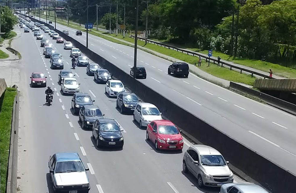 Trânsito intenso na Régis, Km 281, Embu das Artes, sentido SP, no final da tarde deste domingo