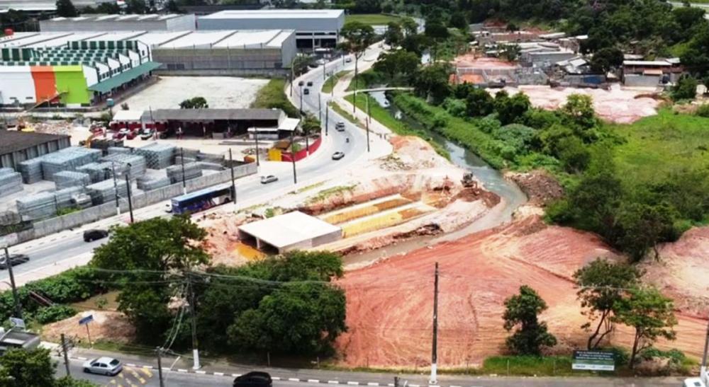 Obras da rotatória no Parque Industrial reduzirão trânsito intenso em Embu das Artes