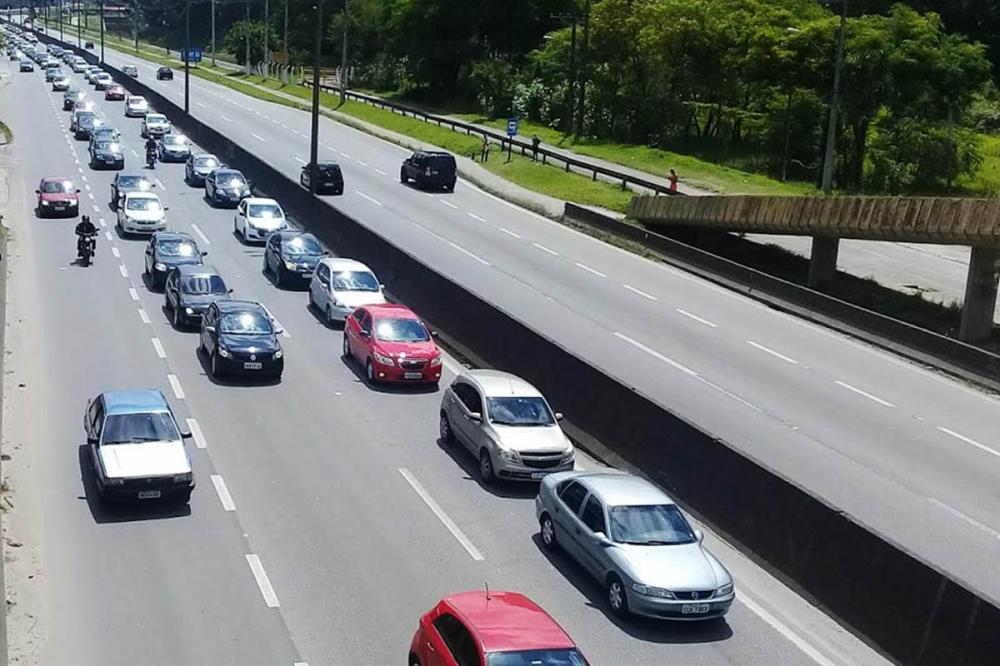 Trânsito lento na Régis sentido SP do Km 290 Itapecerica da Serra ao 279 em Embu das Artes