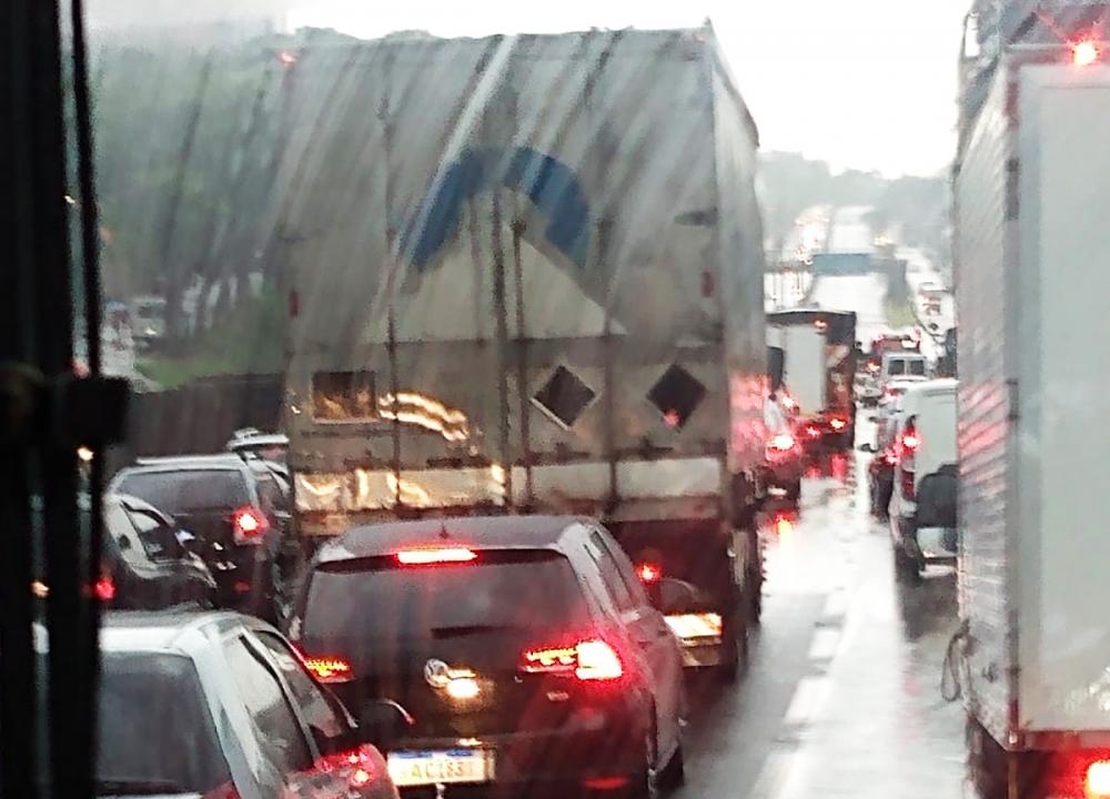 Acidente na Régis interdita faixas no Km 294,2 em Itapecerica da Serra 