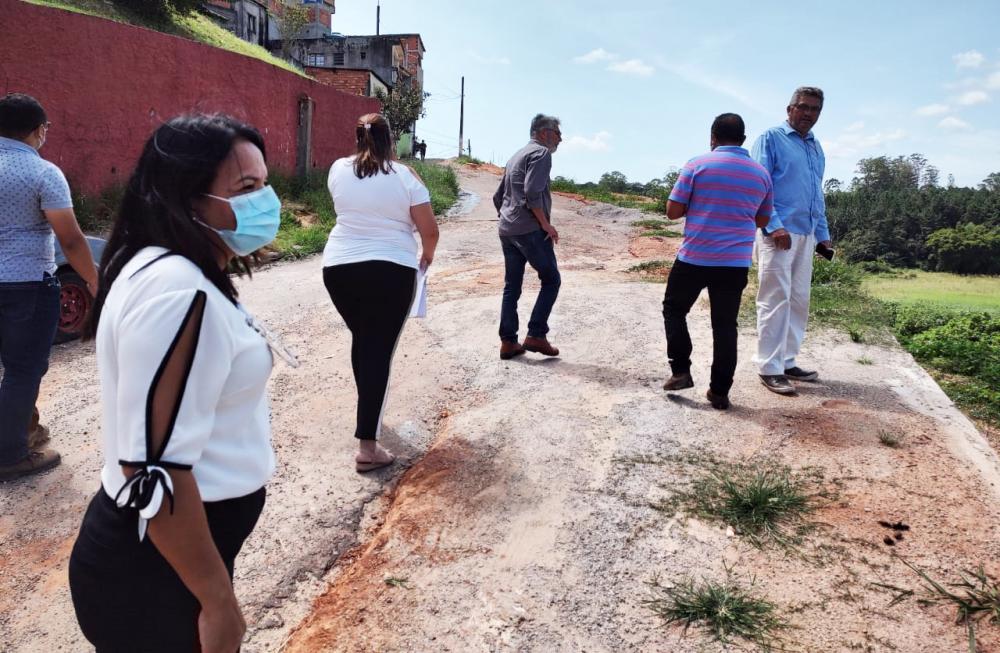 Prefeitura de Itapecerica da Serra vistoria obras de urbanização do Horizonte Azul