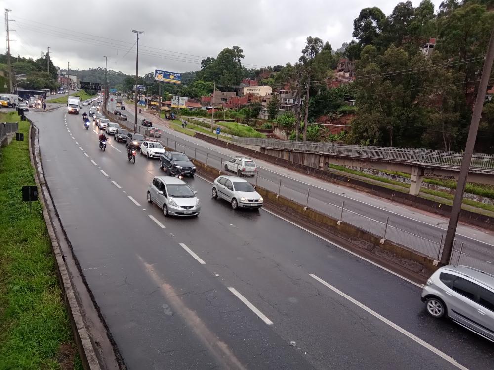 Acidente na Régis, sentido SP, deixa trânsito intenso em Embu das Artes e Itapecerica da Serra na manhã desta sexta, 4