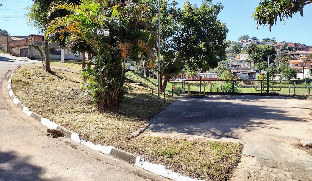 Regionais seguem com trabalho de conservação nas ruas e praças em Itapecerica da Serra