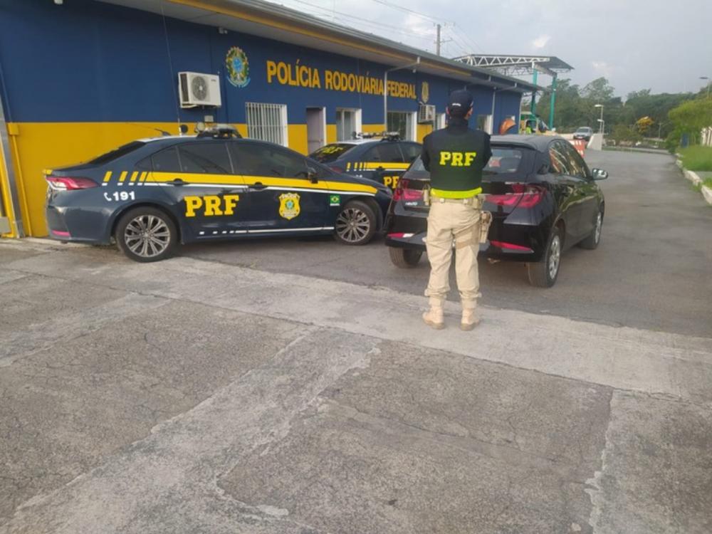 PRF recupera carro produto de apropriação indébita em Itapecerica da Serra