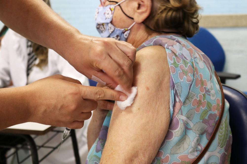 Itapecerica da Serra começa aplicar 4ª dose da vacina contra a COVID, 80 anos ou mais nesta sexta, 18