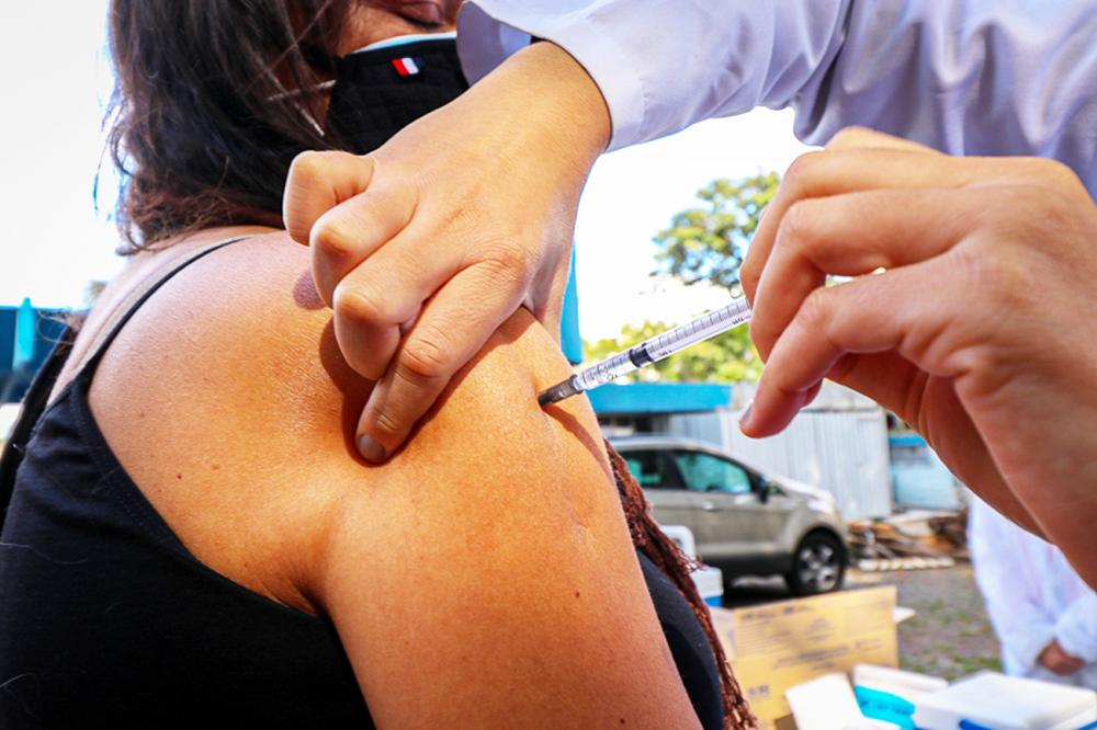 Vacinação Influenza e 4ª dose contra Covid 60 anos ou mais começa nesta terça, 5, em Itapecerica da Serra