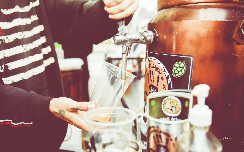 Encontro de Cervejeiros agita o centro de Itapecerica da Serra com gastronomia e muita música