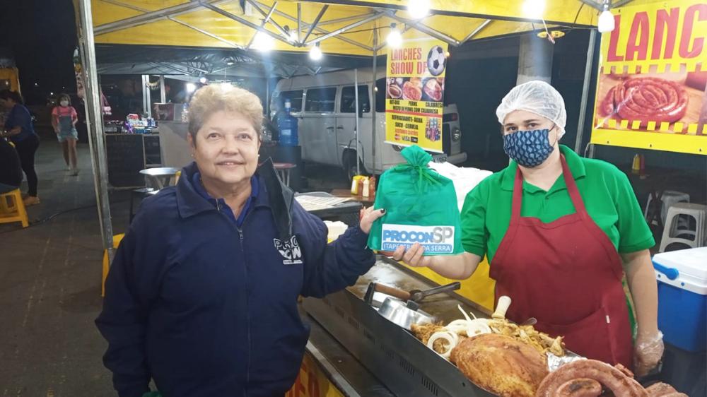 Procon de Itapecerica da Serra realiza ação na Feira Noturna do Parque Paraíso