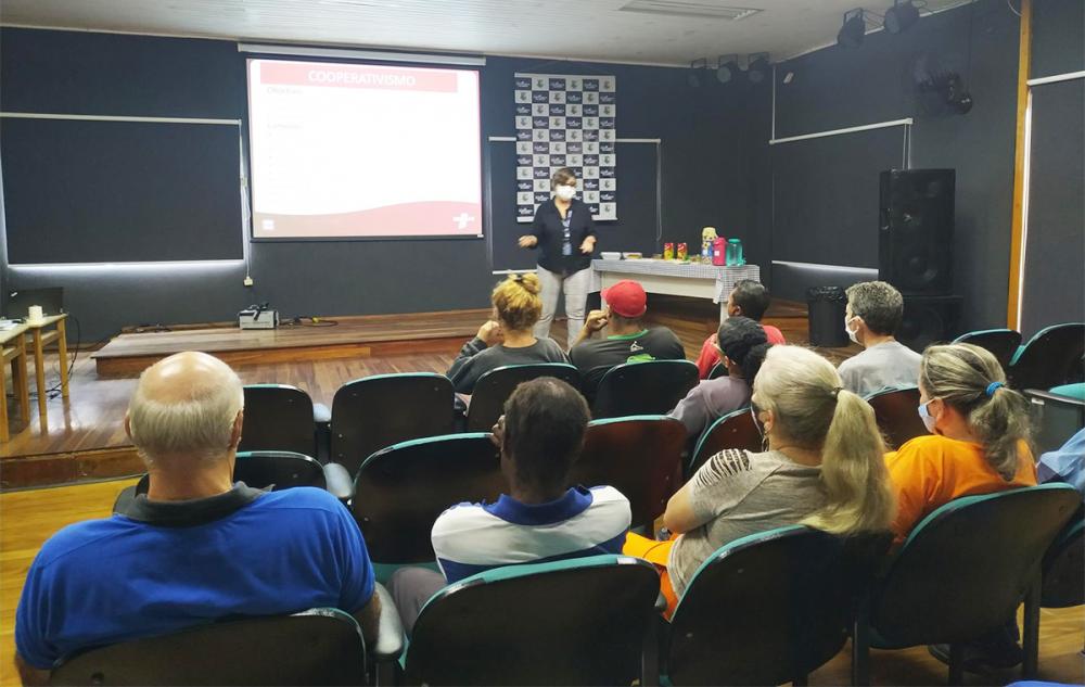 Integrantes da Coleta Seletiva participam de palestra em Itapecerica da Serra