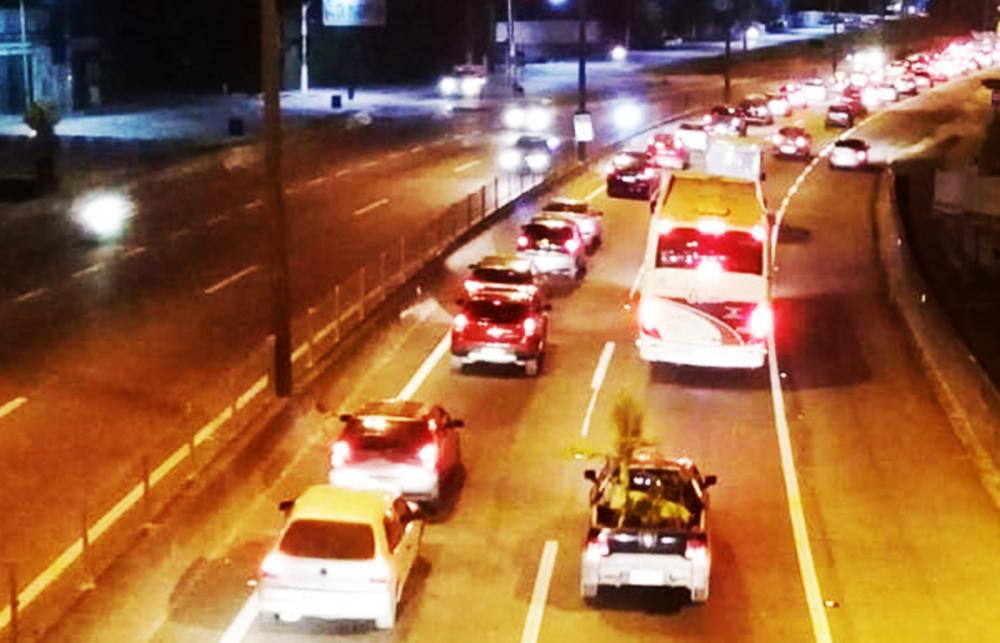 Trânsito lento na Régis entre Itapecerica da Serra e Embu das Artes, sentido SP, na noite deste domingo, 1