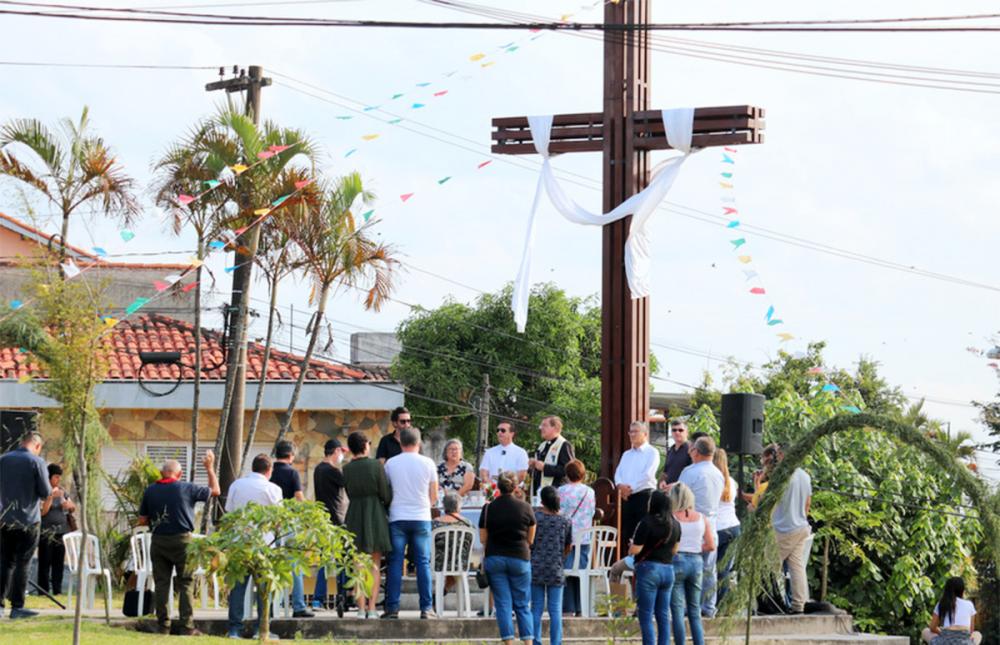 Tradicional Reza de Santa Cruz é realizada no Cruzeiro em Itapecerica da Serra