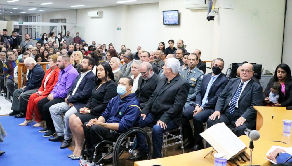 Sessão solene na câmara de Itapecerica da Serra marca a entrega de honrarias