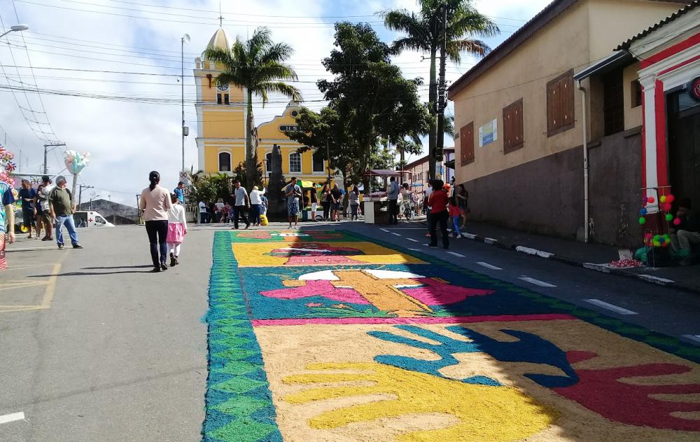 Tapete de Corpus Christi de Itapecerica da Serra volta à sua tradição