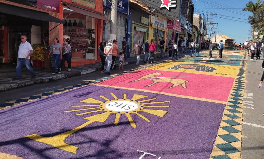 Após dois anos, Tapete de Corpus Christi de Itapecerica da Serra retornou à sua tradição