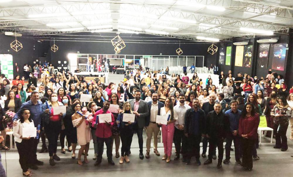 ‘Prospera Família’ entrega certificados de qualificação profissional para 750 beneficiários em Embu das Artes 