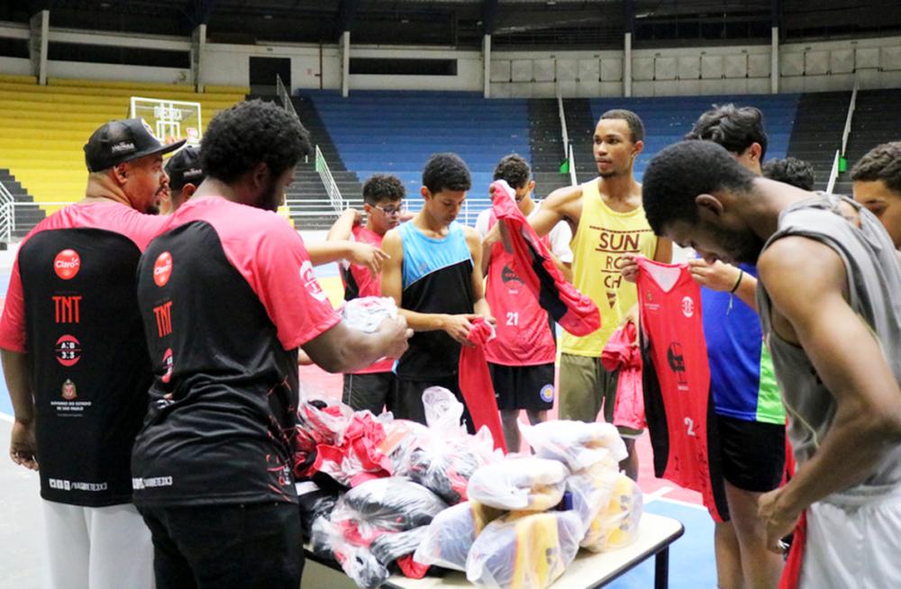 Prefeitura de Itapecerica da Serra entrega uniformes para alunos do Centro de Formação de Basquete