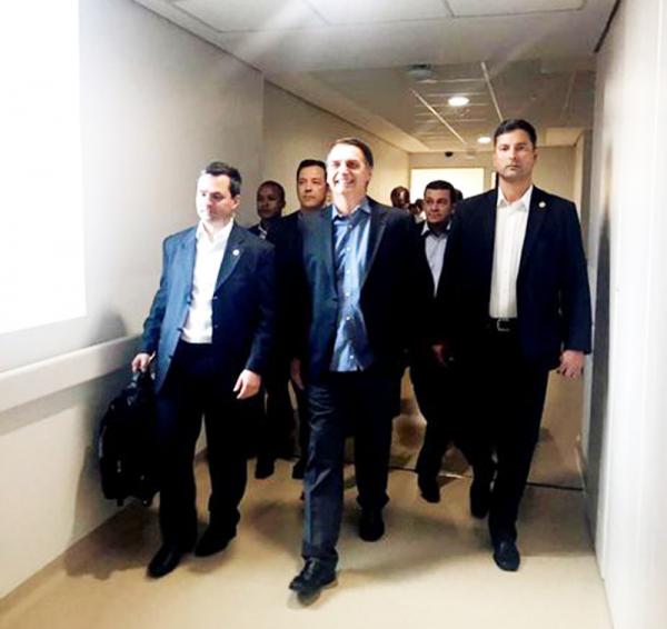 Presidente Bolsonaro chegou a Brasília na tarde desta quarta-feira 13, depois de ter alta hospitalar