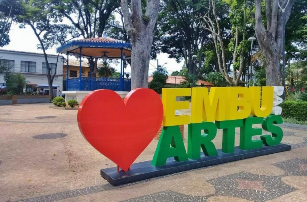 Ex-BBB se rende à beleza de Embu das Artes