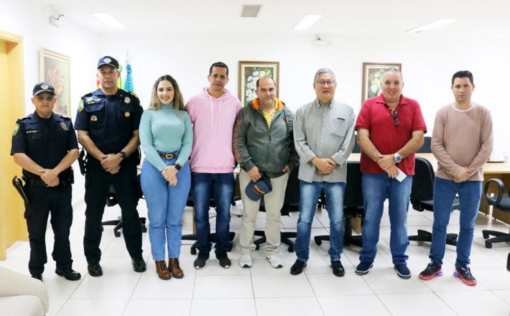Nakano garante a comerciantes reforço da segurança na região central de Itapecerica da Serra