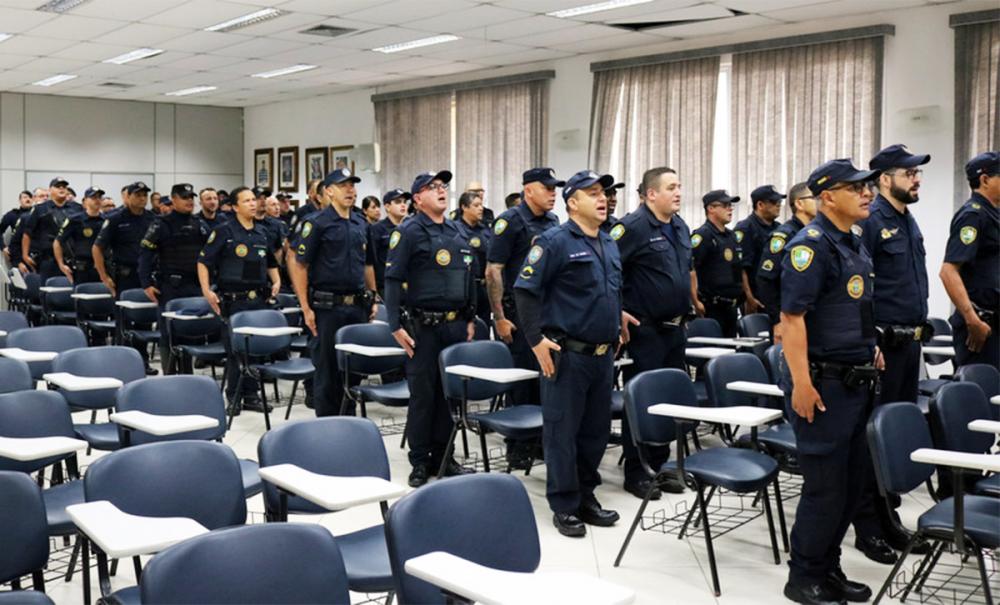GCM de Itapecerica da Serra passa por revista geral com o secretário de segurança