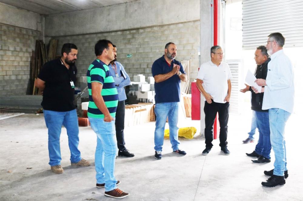 Prefeito Nakano e vereadores vistoriam obras do Poupatempo de Itapecerica da Serra