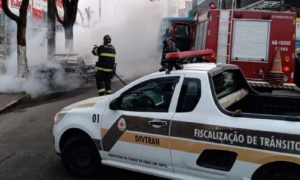 Em Embu das Artes, bombeiros e agentes de trânsito atendem ocorrência de incêndio em carro