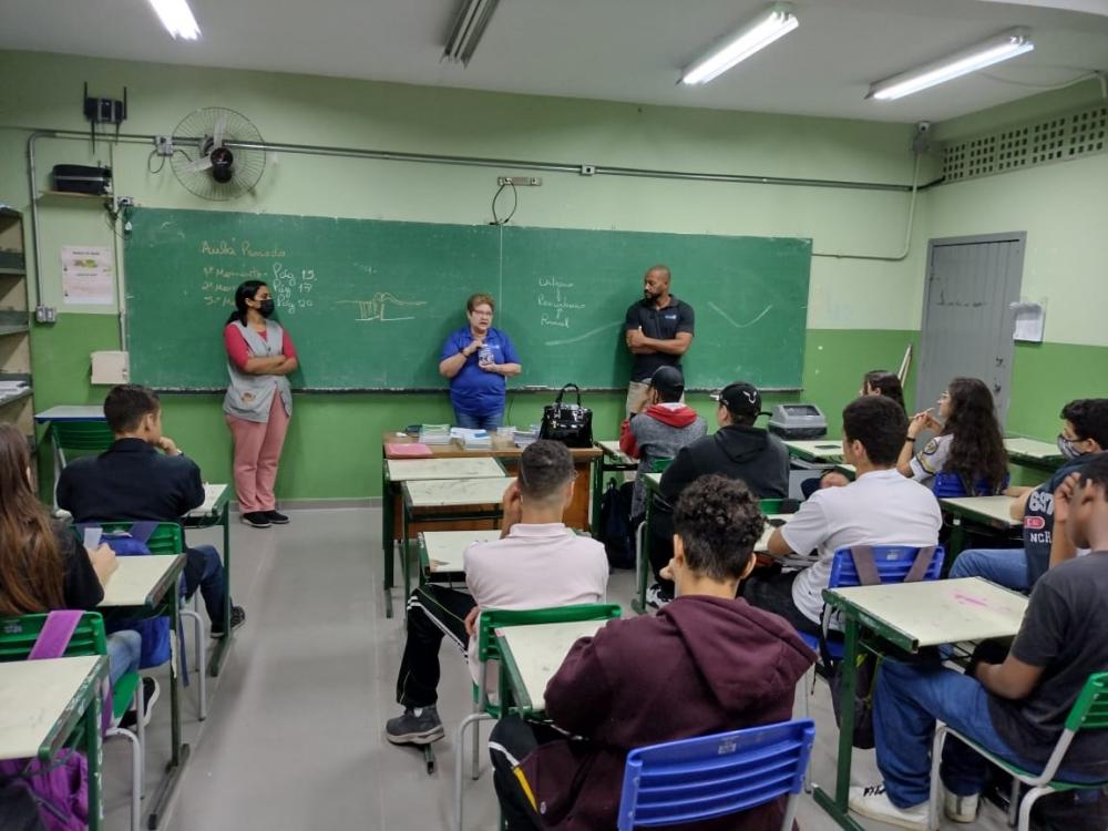 Procon de Itapecerica da Serra realiza palestra na Escola Júlia de Castro no Santa Júlia