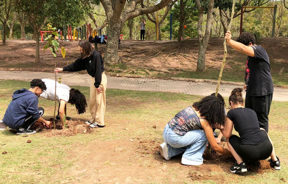 Secretaria de Meio Ambiente de Embu das Artes realiza ações de plantio árvores com estudantes no Parque Rizzo