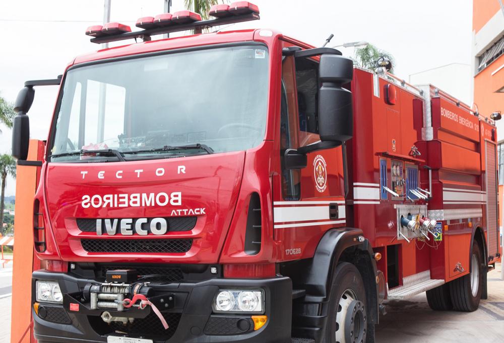 Carro se choca contra muro de deixa duas pessoas feridas em Itapecerica da Serra