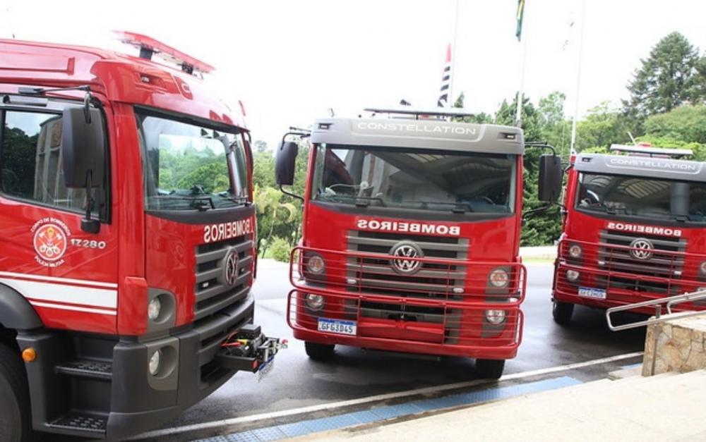 Bombeiros combatem incêndio em oficina de Embu das Artes 
