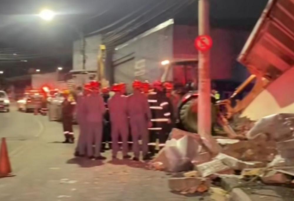 Carreta perde controle em Embu das Artes; um óbito foi confirmado 