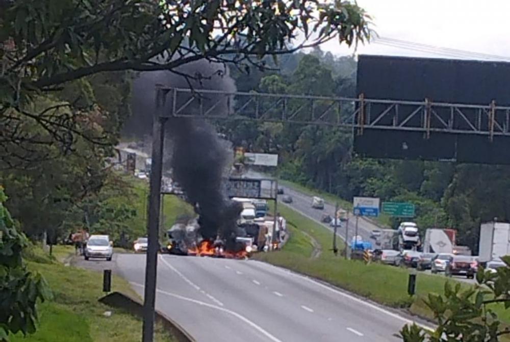 Embu das Artes registra Régis Bittencourt travada por conta de manifestação. Foto enviada por Paulo Giannini 