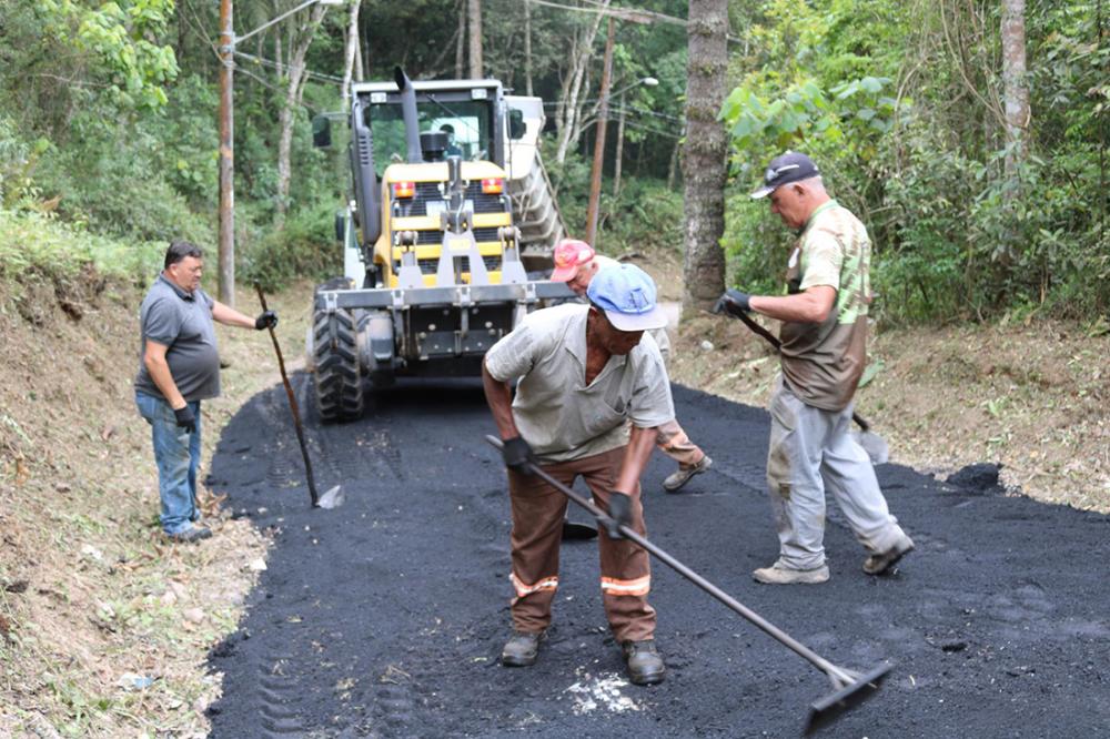 Estrada no Potuverá em Itapecerica da Serra recebe recapeamento e limpeza