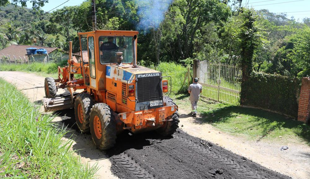 Itapecerica da Serra: Ruas do bairro Itaquaciara recebem serviço de manutenção da Prefeitura