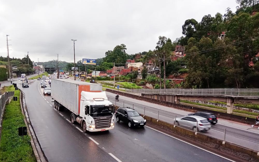 Acidente interdita pista da Régis em Embu das Artes sentido Curitiba no final da tarde deste domingo, 20