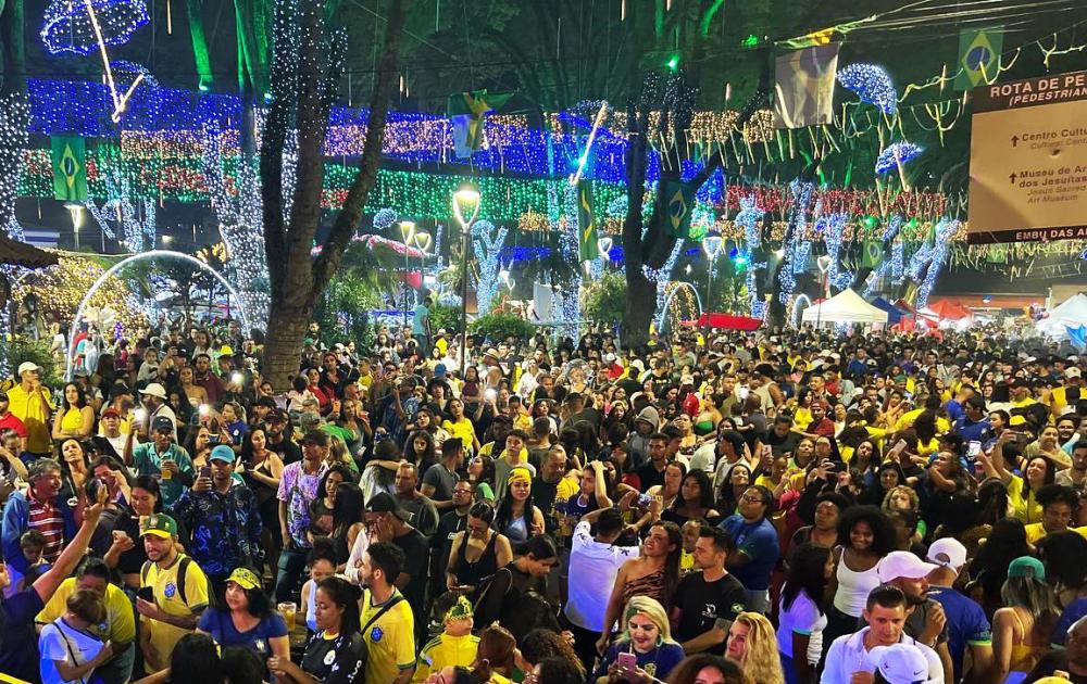 Embu das Artes: Grupo Stilo Novo e o sertanejo Júnior Baruck se apresentam no Natal iluminado