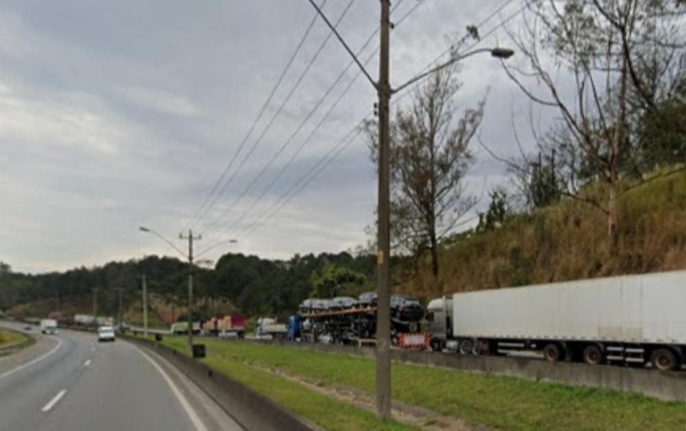 Bombeiros vão à Itapecerica da Serra atender ocorrência envolvendo carreta 
