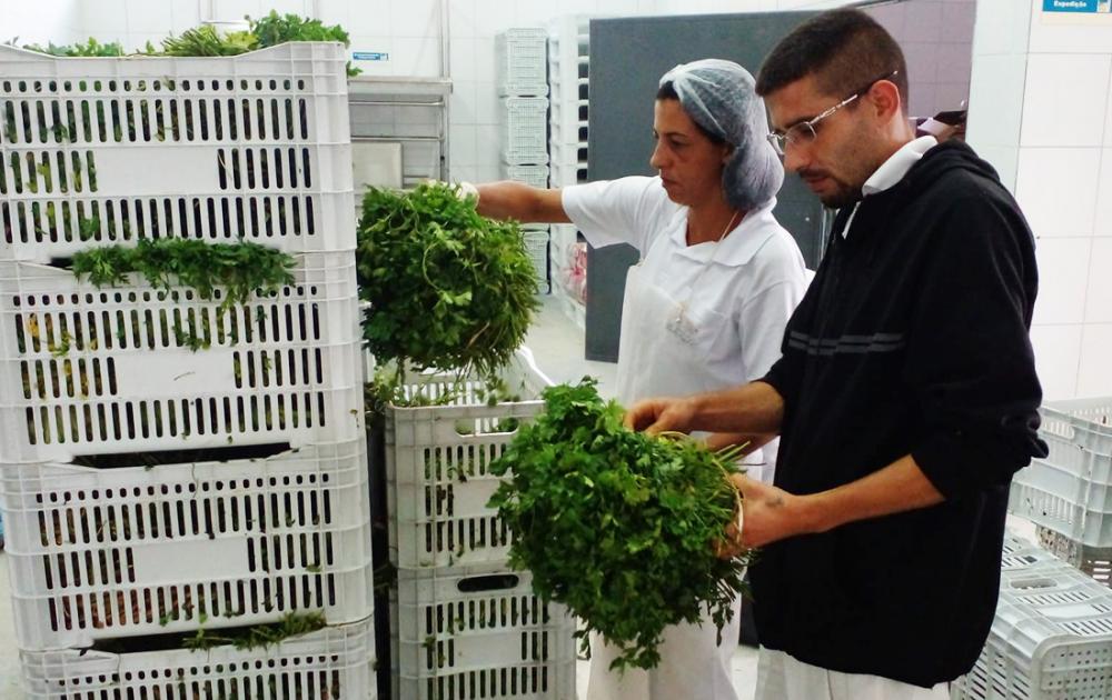Itapecerica da Serra: Supermercado Máximo faz doações para o Banco de Alimentos