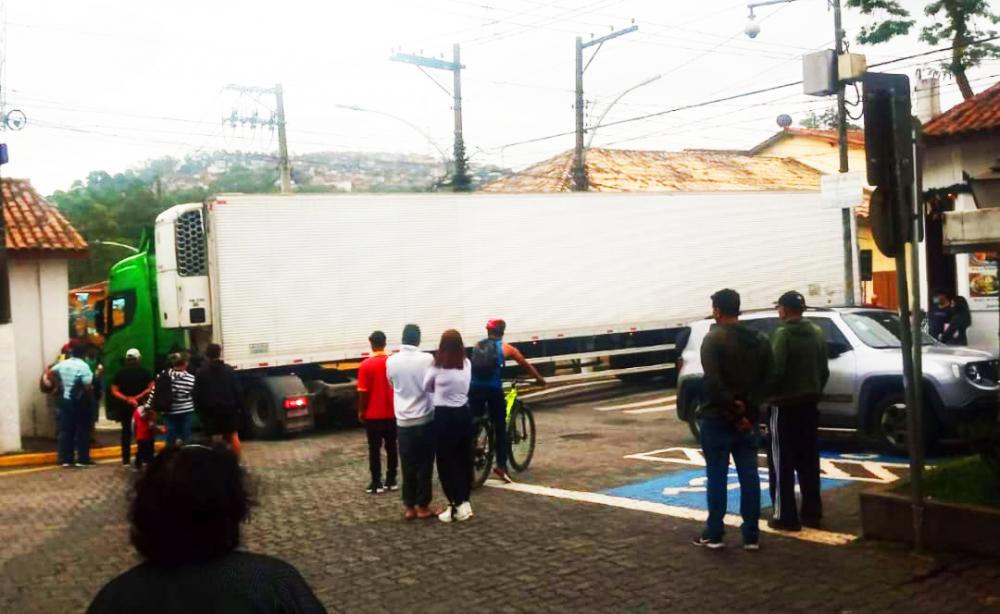 Carreta fica travada no centro de Embu das Artes