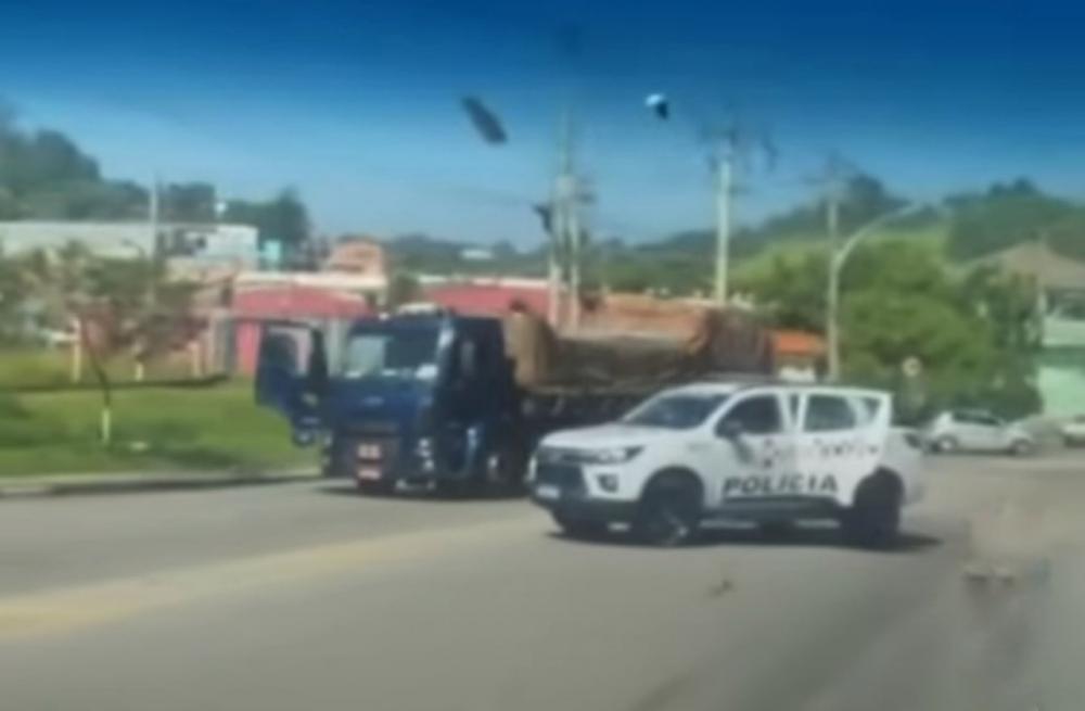 Assista: caminhão fica desgovernado em Embu das Artes 