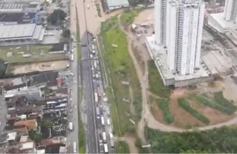 Embu das Artes: Régis Bittencourt fica interditada mais uma vez após chuvas 