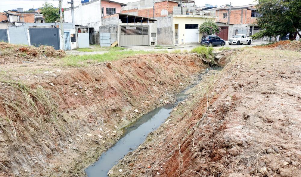 Prefeitura de Itapecerica da Serra executa desassoreamento de córrego do Branca Flor