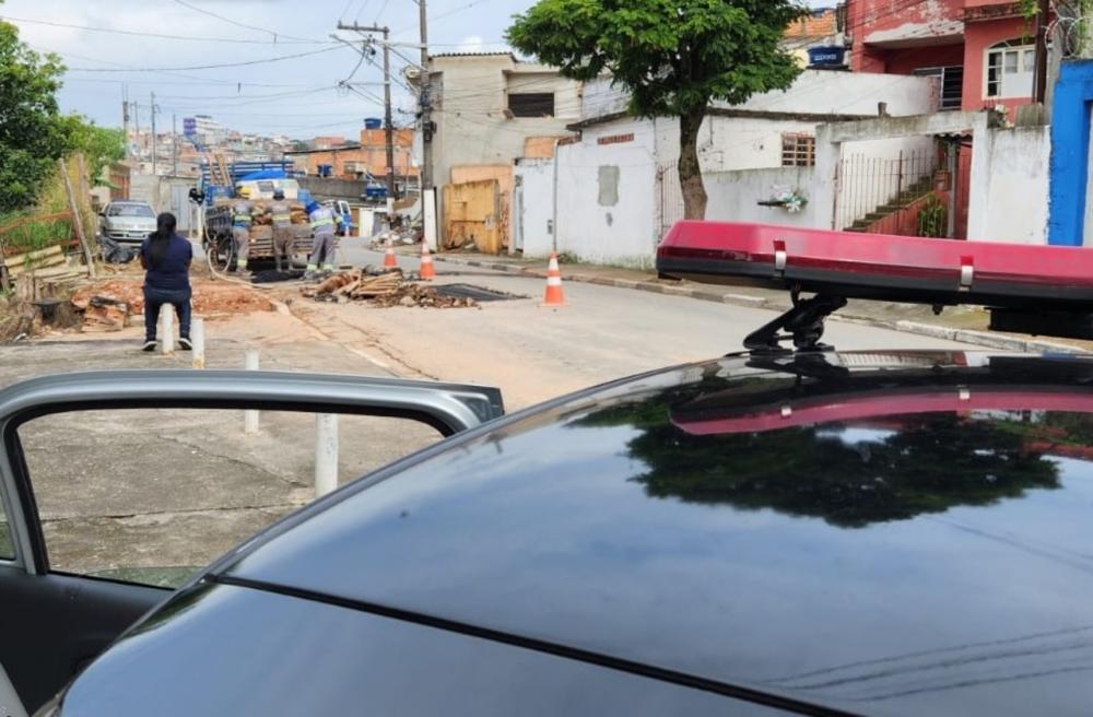 Rua em Embu das artes tem trânsito parcialmente bloqueado 