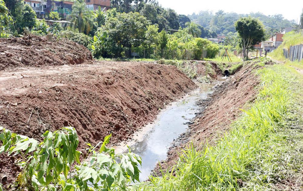 Itapecerica da Serra: Prefeitura executa limpeza do córrego da Vila Geni