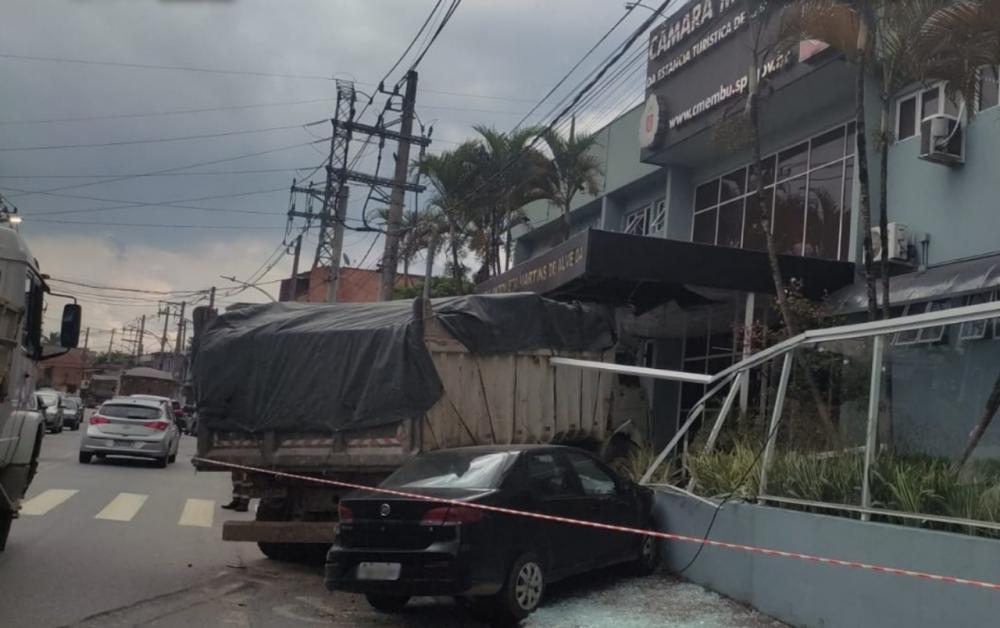 Caminhão atinge Câmara Municipal de Embu das Artes 