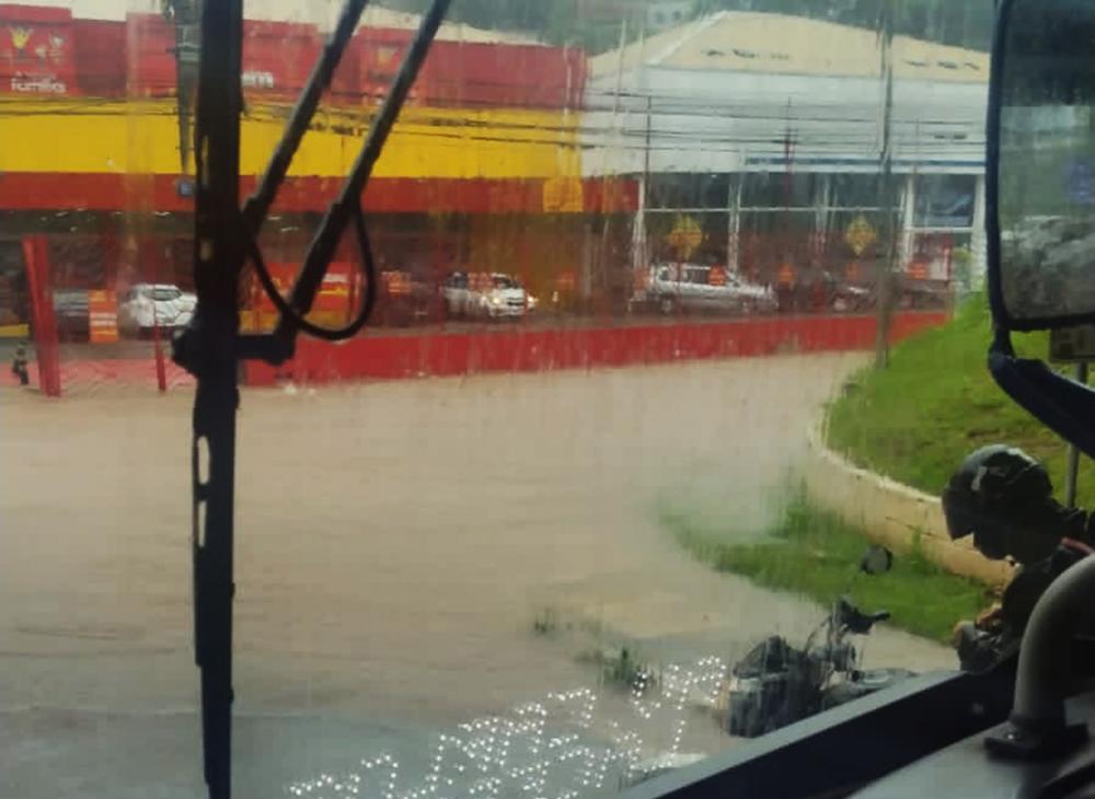 Embu das Artes: Chuva forte provoca alagamentos na cidade na tarde desta segunda, 13