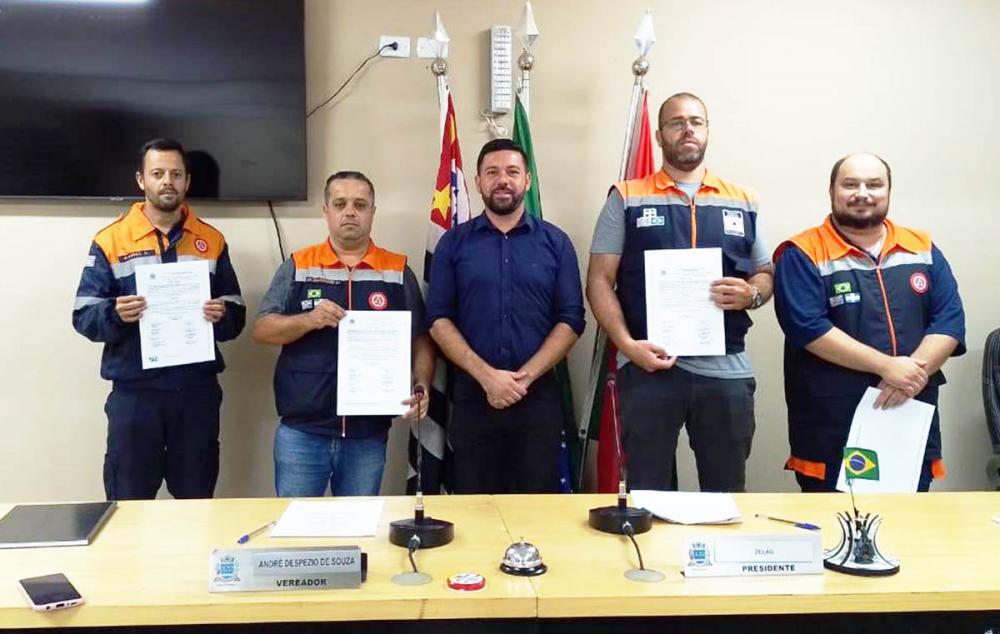 Defesa Civil de Itapecerica da Serra é homenageada na Câmara de São Lourenço da Serra